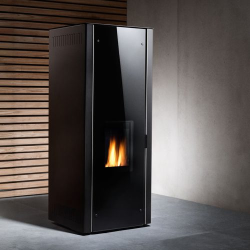 Moderne Heizungsanlage mit Flammenfenster in stilvollem Innenraum.