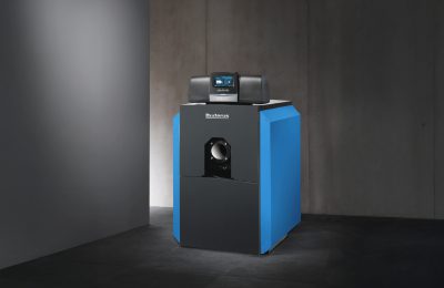 Moderne Öl- und Gasheizung von Buderus im Technikraum eines Wohnhauses