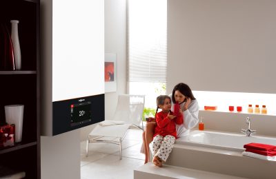 Heizungsanlage von Viessmann in einem modernen Badezimmer, während eine Mutter mit ihrem Kind zusammensitzt