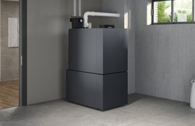 Moderne Öl- und Gasheizung von Viessmann im Technikraum eines Wohnhauses