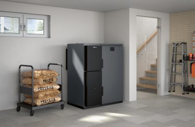 Moderne Pelletheizung in einem Hauswirtschaftsraum mit gelagerten Holzpellets