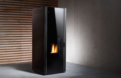 Moderne Pelletheizung von Buderus mit Sichtfenster im Wohnraum