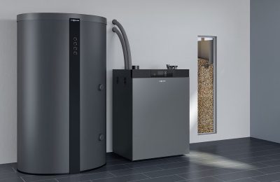 Pelletheizung von Viessmann mit Pufferspeicher im Heizungsraum