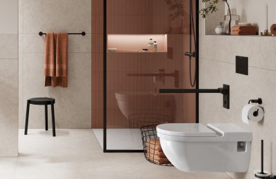 Barrierefreies Badezimmer mit bodengleicher Dusche und wandhängendem WC