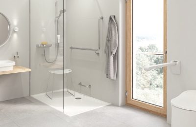 Barrierefreie Dusche mit Haltegriffen, Duschsitz und ebenerdigem Einstieg