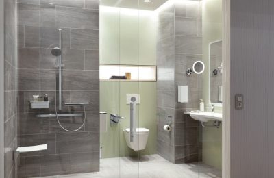 Barrierefreies Badezimmer mit bodengleicher Dusche, Haltegriffen und unterfahrbarem Waschtisch