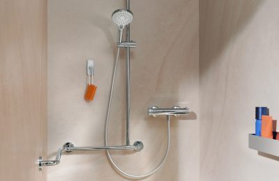Barrierefreie Dusche mit Haltegriff und Handbrause