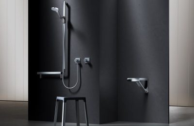 Moderne barrierefreie Dusche mit Duschsitz und Haltegriffen in dunklem Design