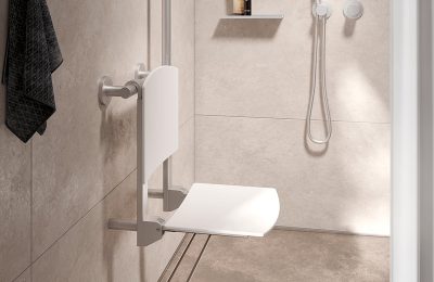 Klappbarer Duschsitz in barrierefreiem Badezimmer