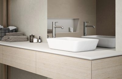 Modernes Waschbecken auf Holzwaschtisch mit Armatur und Spiegel im Badezimmer