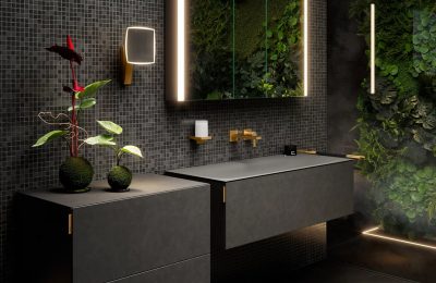 Modernes Badezimmer mit Waschtisch, beleuchtetem Spiegel und Pflanzenwand