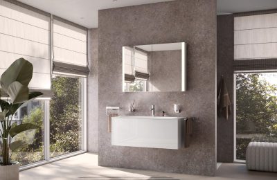 Modernes Badezimmer mit schwebendem Waschtisch, Spiegel und großen Fenstern