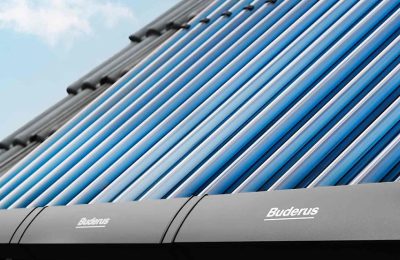 Solarthermieanlage von Buderus auf dem Hausdach