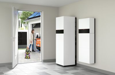 Inneninstallation einer Wärmepumpe von Viessmann in einem Hauswirtschaftsraum, mit Blick auf den Außenbereich