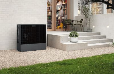Moderne Wärmepumpe neben einem Wohnhaus zur umweltfreundlichen Beheizung