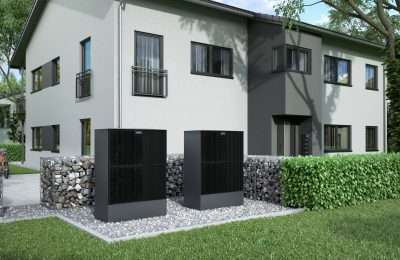 Zwei moderne Wärmepumpen vor einem Einfamilienhaus zur umweltfreundlichen Beheizung