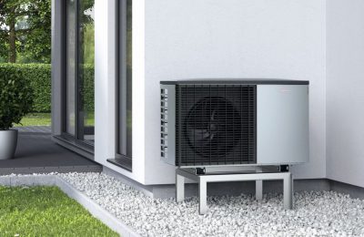 Außenaufgestellte Wärmepumpe an einem Einfamilienhaus